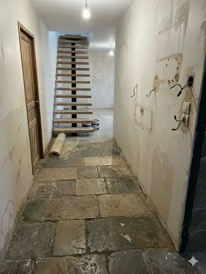 Entrée avant rénovation intérieure à Louhans