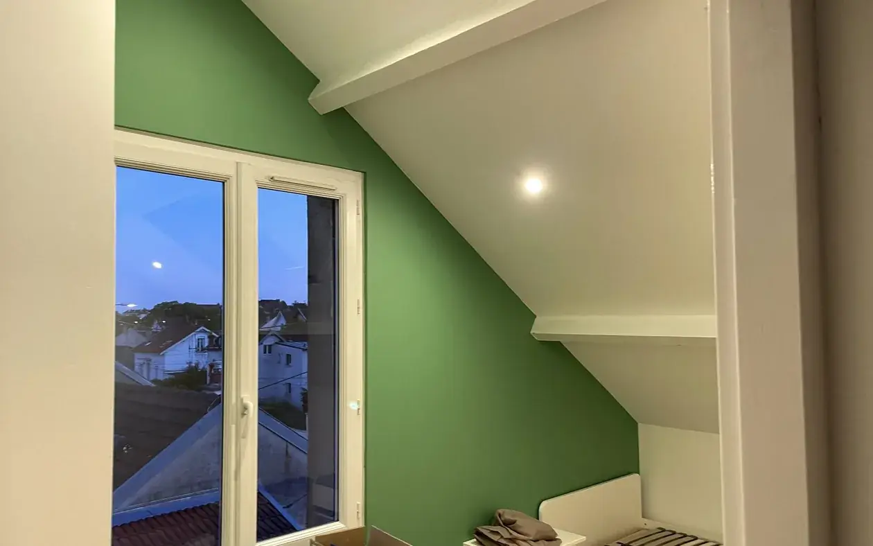 Chambre repeinte en vert sous rampant, spot encastr&eacute; et boiseries blanches, chantier termin&eacute;