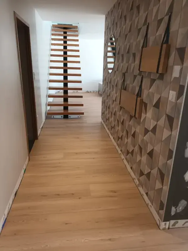 Rénovation couloir papier peint géométrique et parquet à Orgelet
