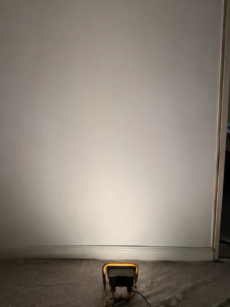Le même mur, même projecteur au même endroit, après reprise : la surface ne renvoie plus aucun relief
