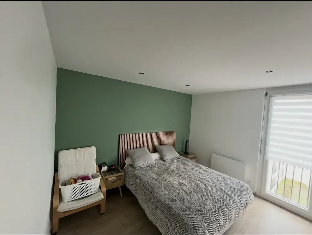 Chambre : mur d'accent peint et tête de lit en tasseaux bois