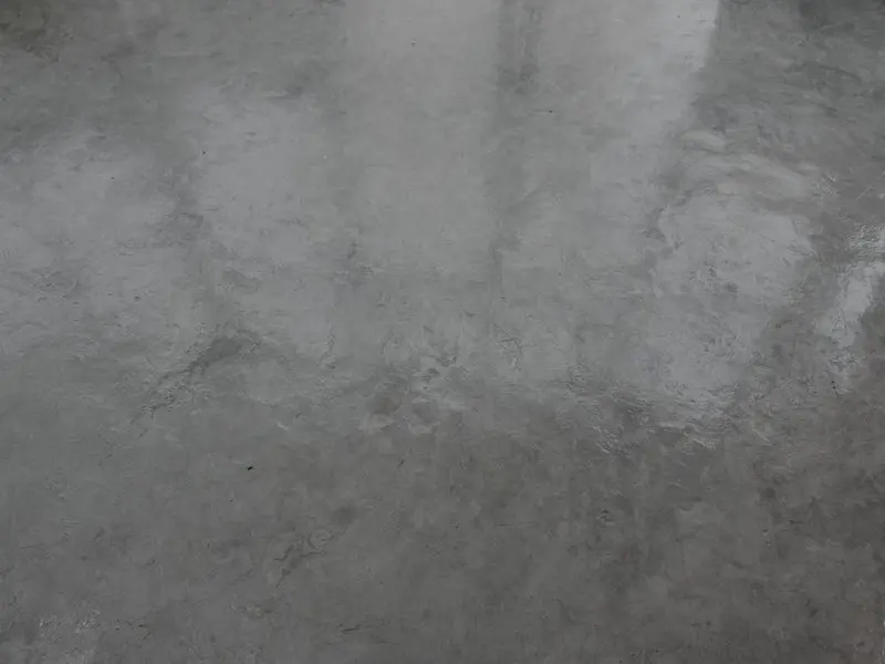 Mur trait&eacute; en enduit d&eacute;coratif&nbsp;: mati&egrave;re sobre et surface r&eacute;guli&egrave;re